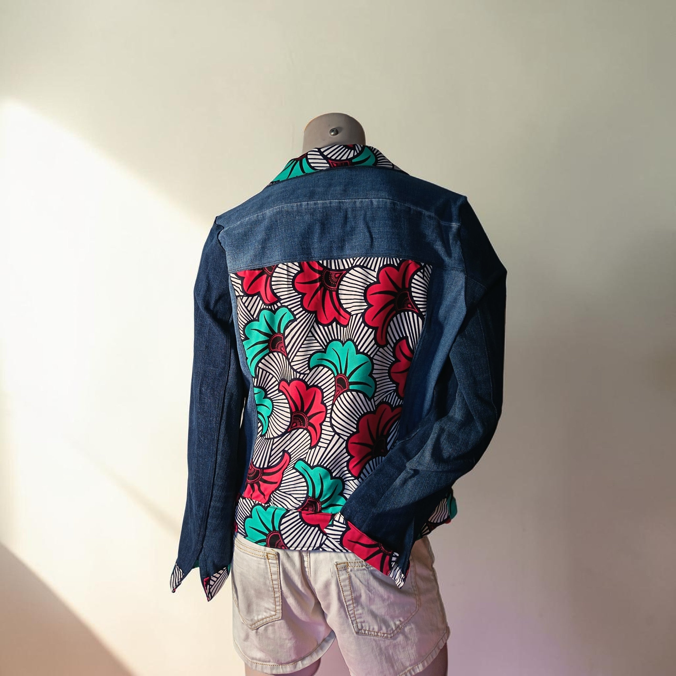 Veste jean upcyclée « Wax Bloom »